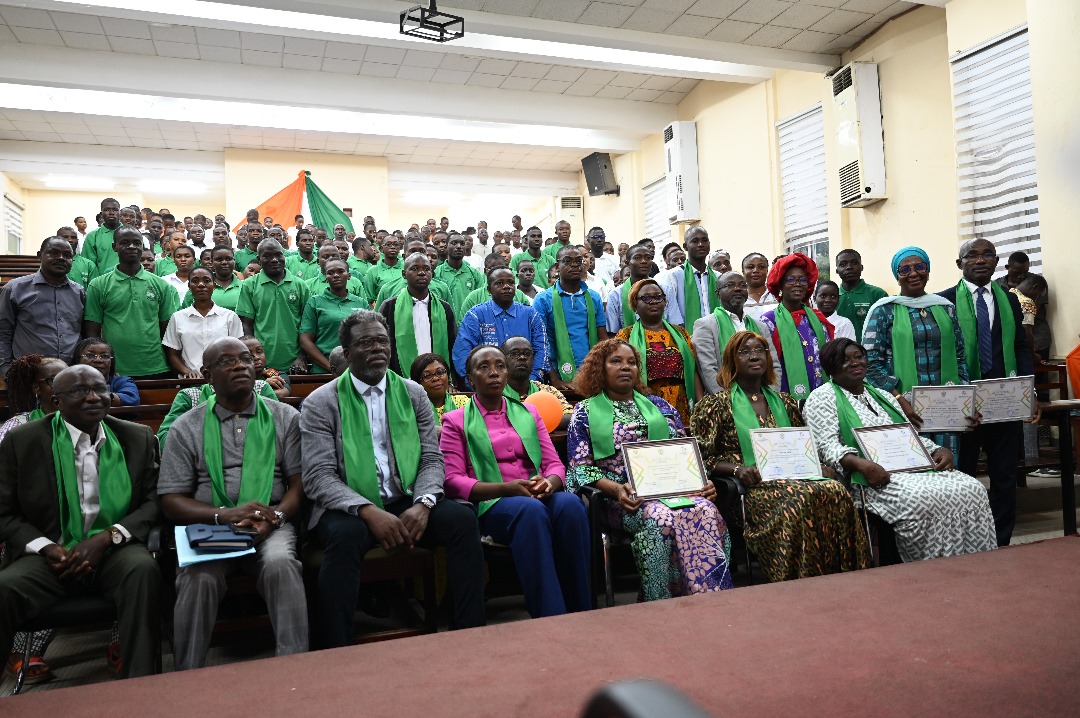 Côte dIvoire 600 étudiants bénévoles de lINFAS reçoivent leurs