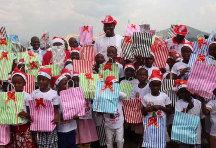 Fêtes de fin d'année : DELY Mamadou donne de la joie aux enfants de Biankouma 
