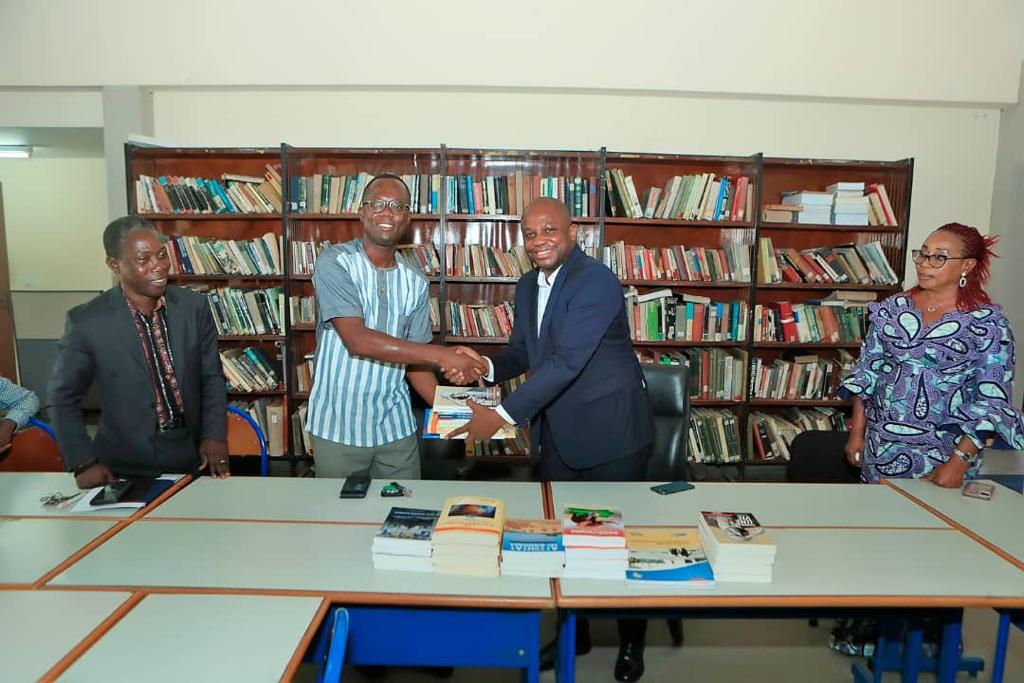 Abidjan: Jean-Jacques Konadjé dote plusieurs bibliothèques, de ses livres