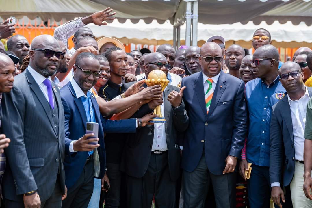 Victorieux de la CAN 2023 avec les Éléphants, Idriss Diallo séduit les acteurs du football ivoirien; 967,5 millions FCFA distribués et 40 cars offerts aux clubs