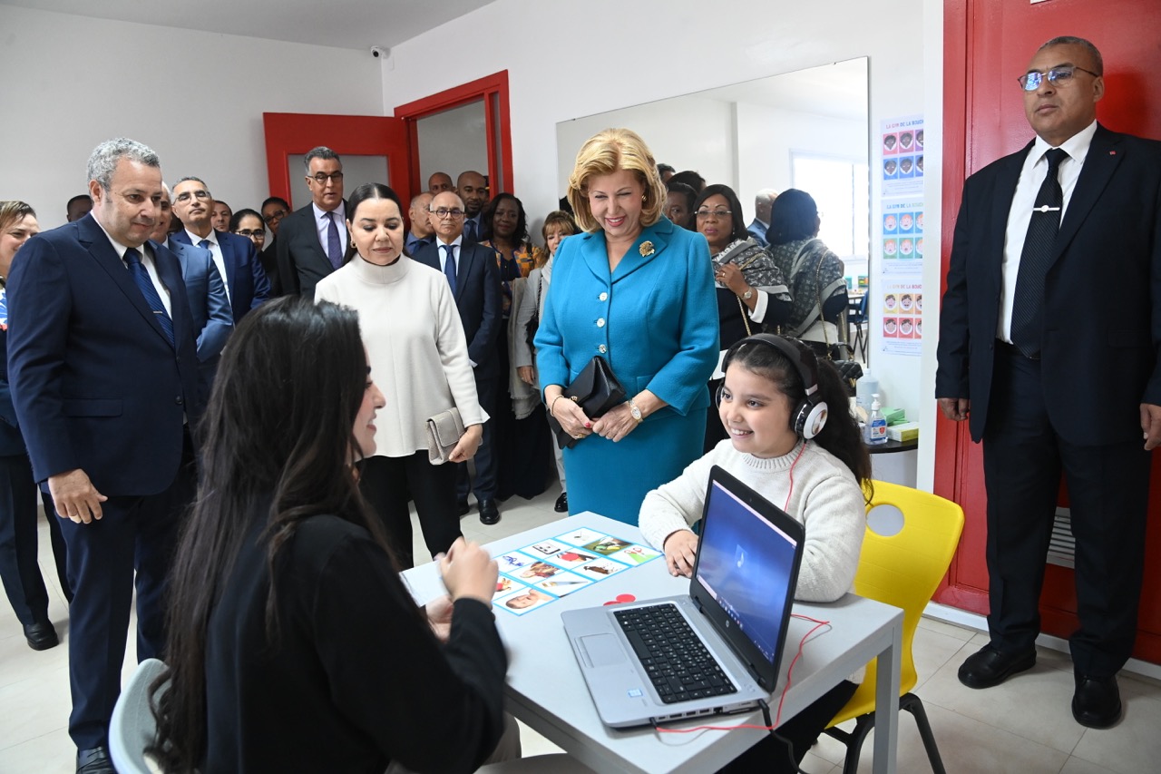 En visite au Maroc, la Première Dame Dominique Ouattara fait une immersion au Centre pour sourds et malentendants de la Fondation Lalla Asmaa