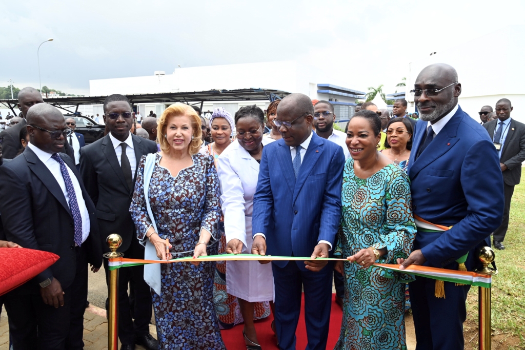 Dominique Ouattara inaugure le Centre de Nutrition Dominique Ouattara du Centre National de Radiothérapie Alassane Ouattara (CNRAO) de Cocody