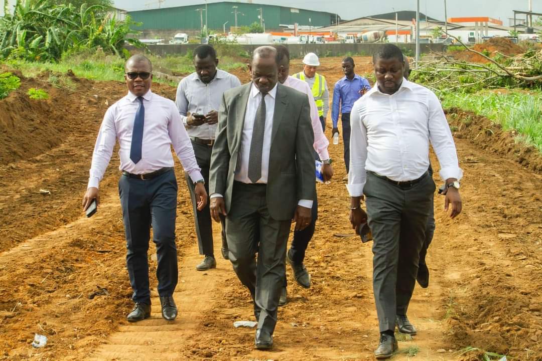 Celestin Koalla visite le site de Yopougon BAE, destiné à accueillir 800 logements