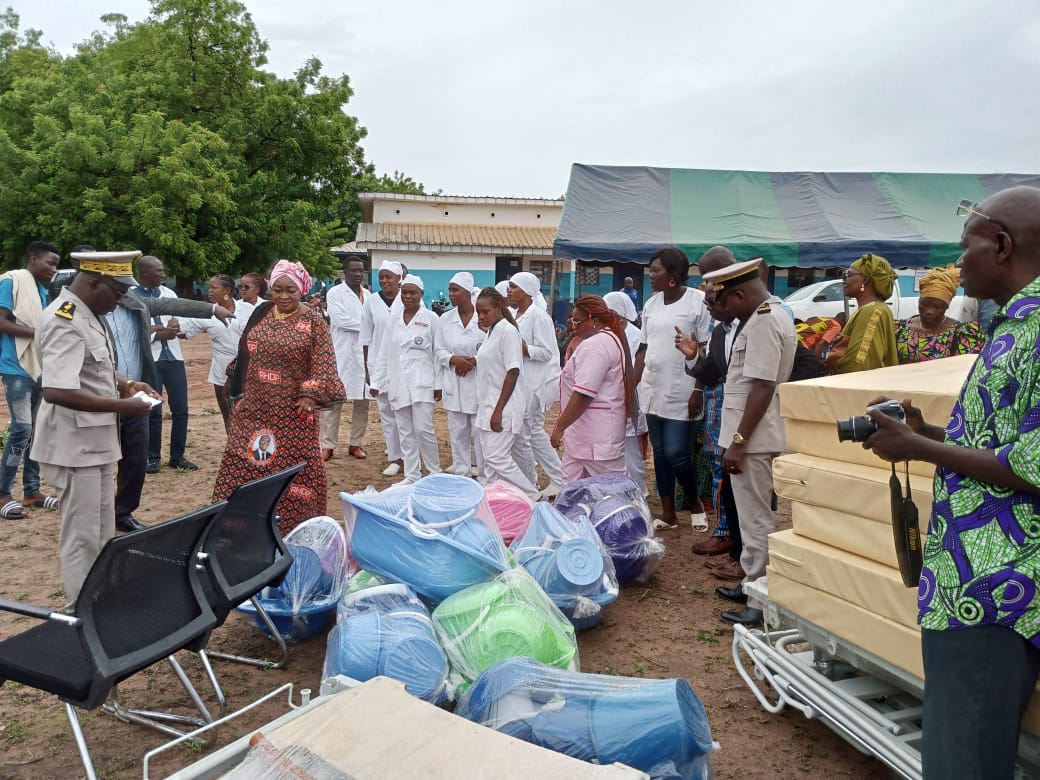 Tengrela : Avant l'hommage au Président Ouattara à Korhogo, Honorable Mariam Traoré fait des dons à l'hôpital général et aux femmes 