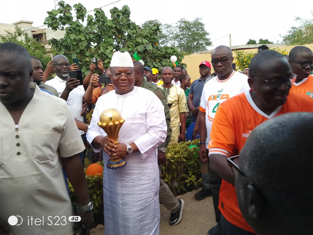 Côte d’Ivoire : Le Ministre Amadou Coulibaly reçoit le trophée de la CAN à Korhogo