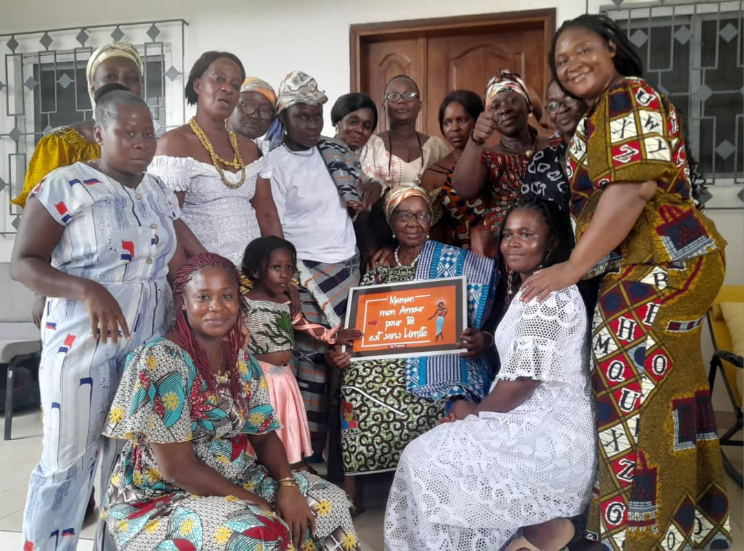 Des femmes d'Agboville célèbrent Dame Yao Sopie Pauline, mère du ministre Dimba Pierre