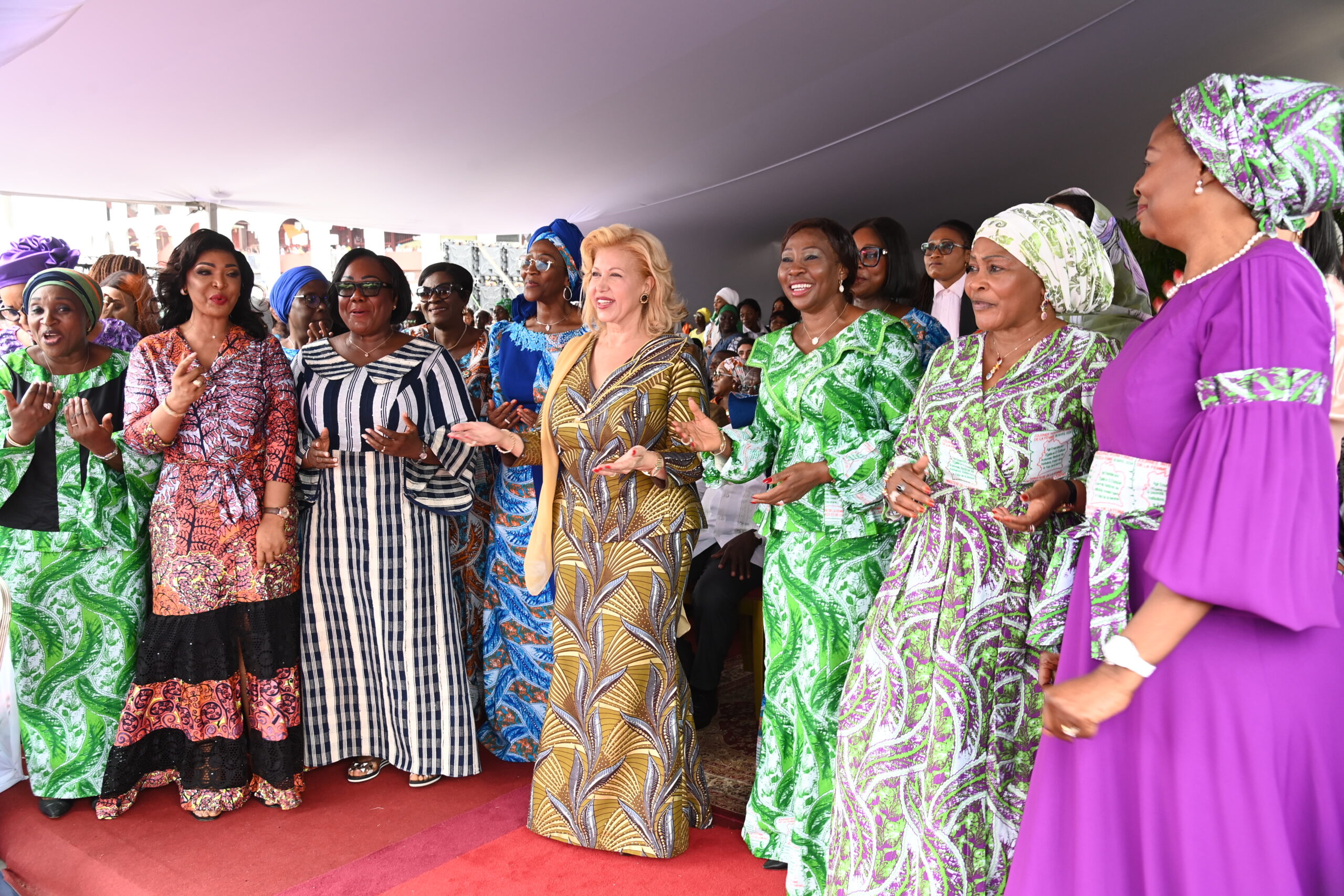 50.000 femmes réunies à Abidjan rendent hommage à Ouattara pour ses actions en faveur de leur épanouissement: Le message de Dominique Ouattara