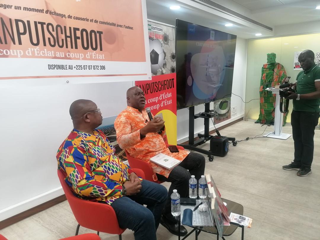 Le journaliste ivoirien Alafé Wakili dédicace son livre "CanPutschFoot: Du coup d'Éclat au coup d'État" à Paris