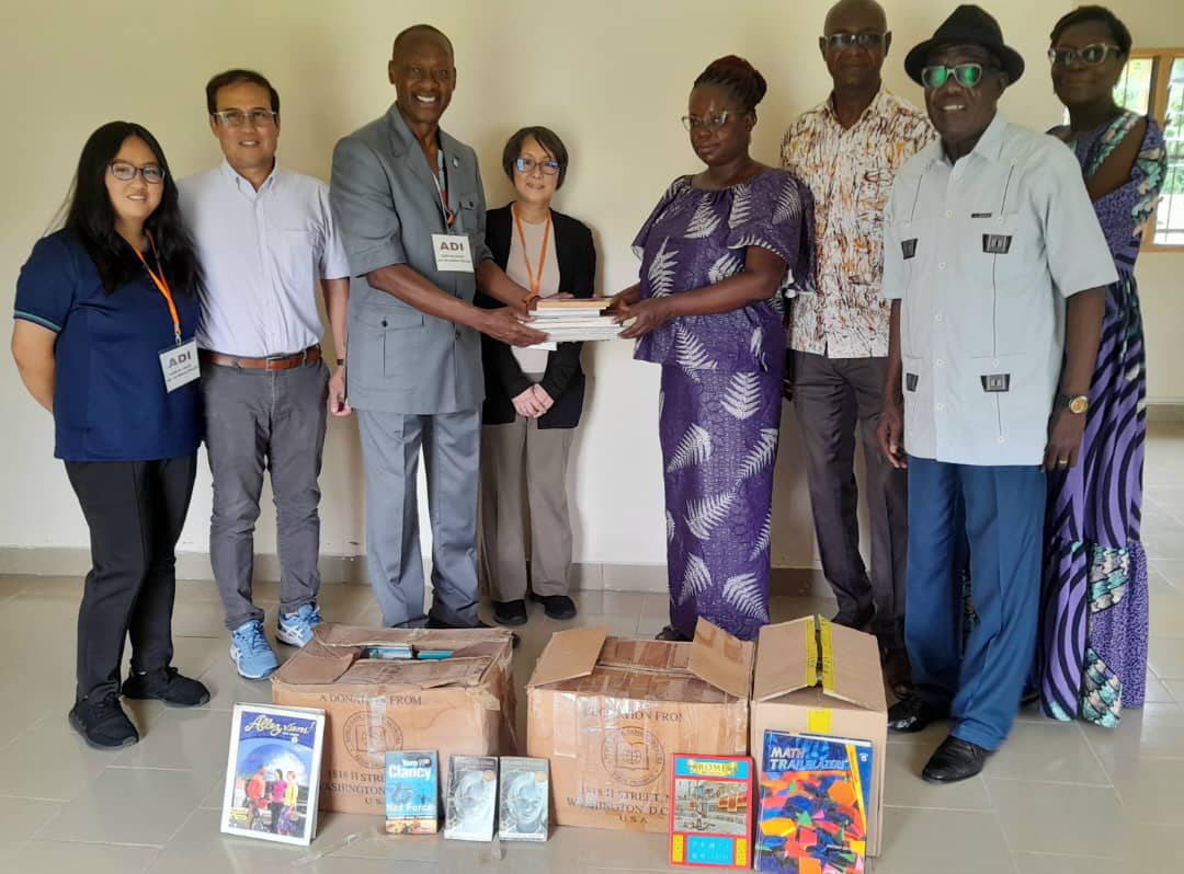 Agboville : L’ONG Actions for Development Initiative offre des livres à la bibliothèque municipale