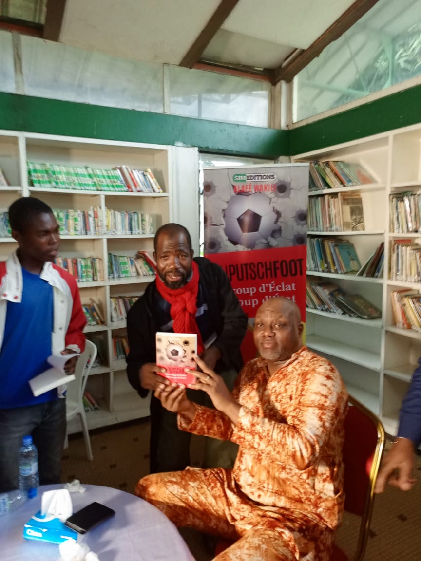 Dédicace de "CanPutschFoot : du coup d'éclat au coup d'État" de l'écrivain Alafé Wakili: Le maire Amadou Koné offre 100 exemplaires du livre aux jeunes de Bouaké