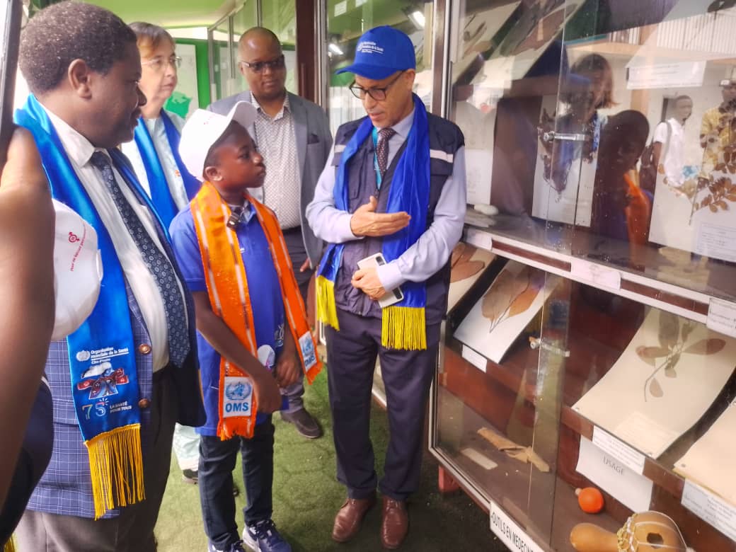 En visite au siège de l'OMS, le champion mondial de dictée, Krecoum Loevan (10 ans), côtoie son rêve