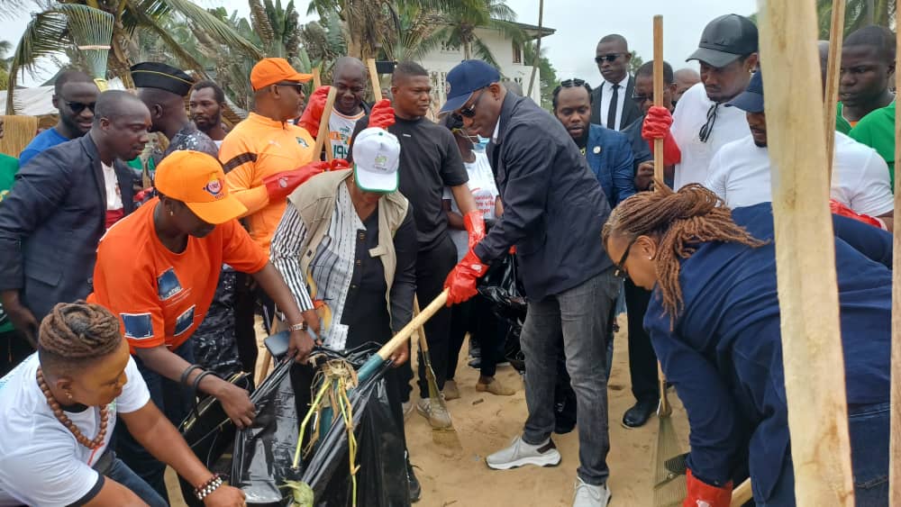 Festivités du 64e anniversaire de l'indépendance de la Côte d'Ivoire à Grand-Bassam: Mamadou Touré joint l'utile à l'agréable