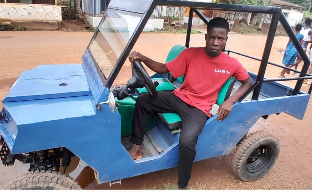 DANANÉ: Un jeune homme fait sensation lors du défilé de l’indépendance avec sa voiture de type Jeep fabriquée de ses propres mains