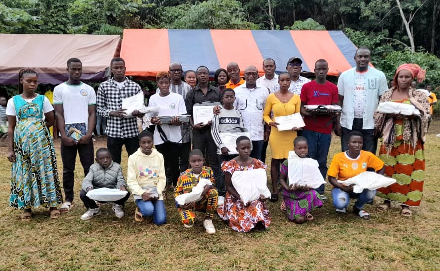 Agboville : Les meilleurs élèves aux examens scolaires des villages Yapo primés lors de la 2e édition d'un tournoi de football à Petit-Yapo