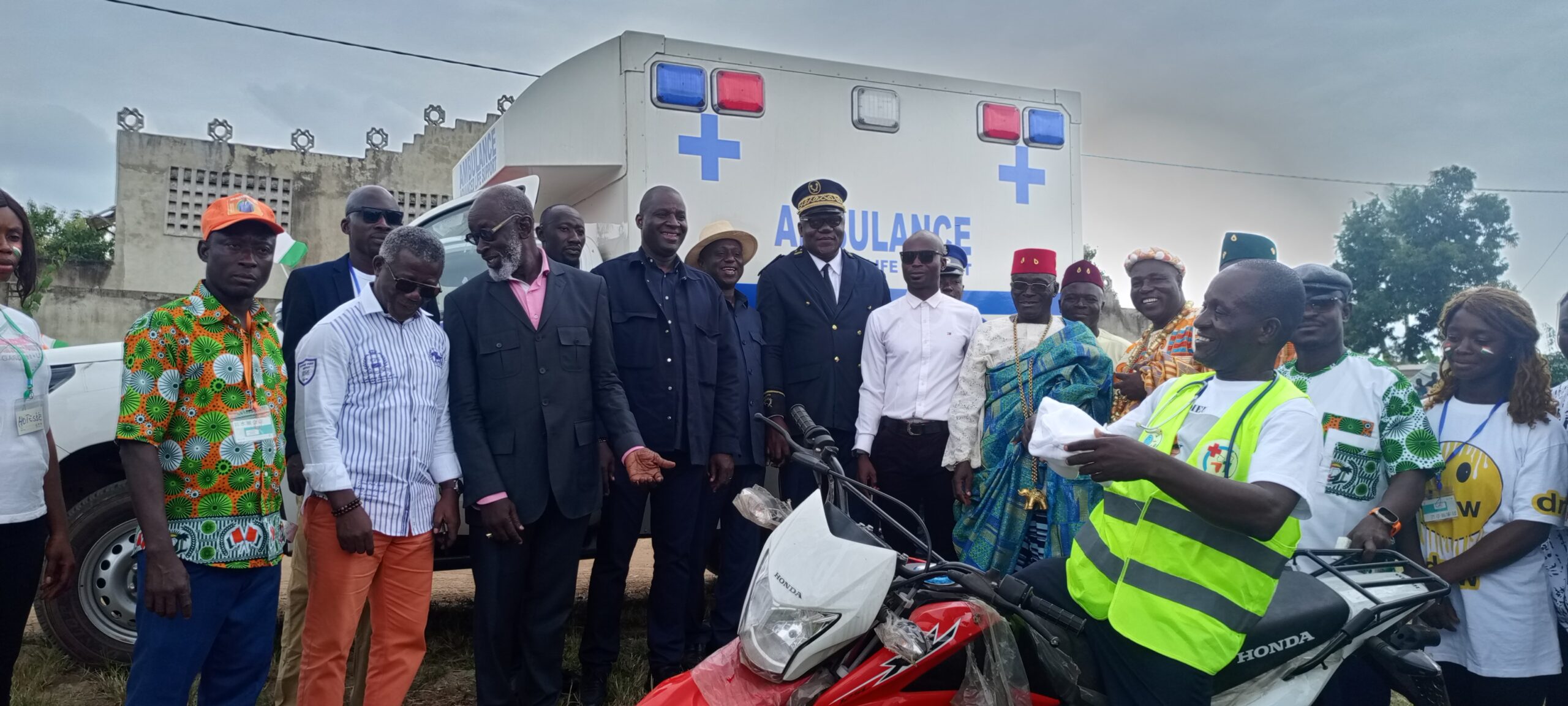 Grand-Lahou: Ouattara offre ambulance et moto au centre de santé de Bacanda