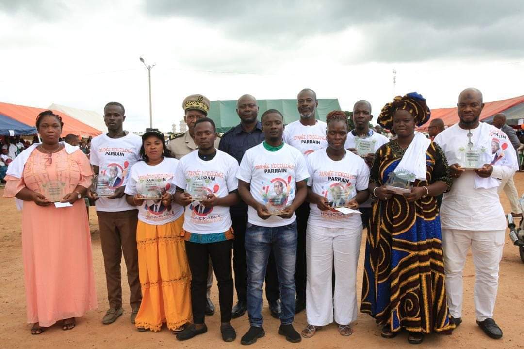 Worodougou : Le député Koné Aboubacar Sidiki honore 137 élèves, enseignants et directeurs d'écoles des sous-préfectures de Fadiadougou, Morondo et Djibrosso