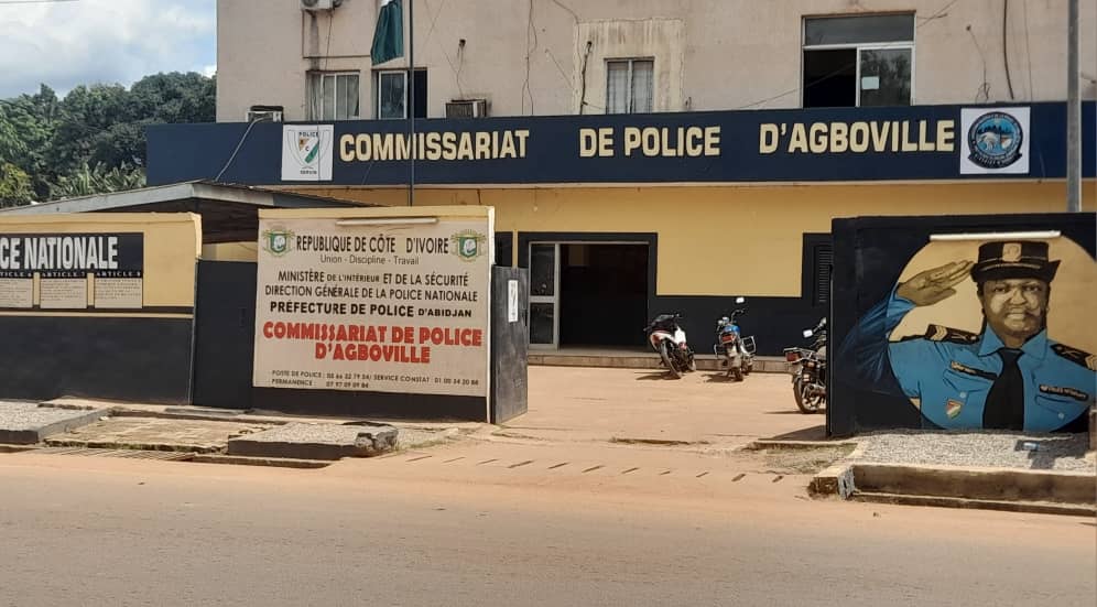 Agboville : Un père de 04 enfants interpellé par la Police avec 02 blocs de cannabis et 05 papiers d'enrobage contenus dans un sachet