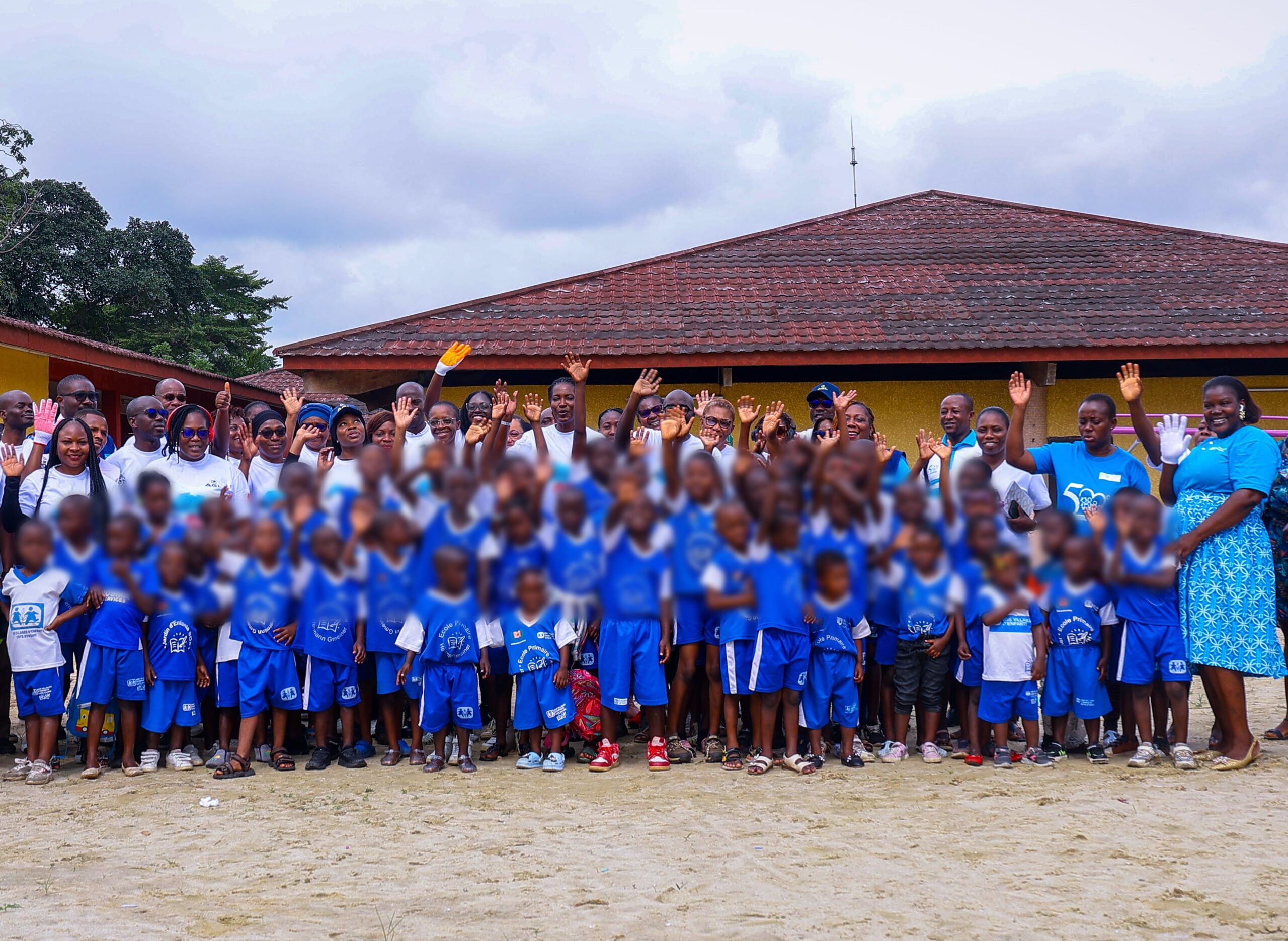 A’Solidarity Day: Les travailleurs d’AGL rénovent l'aire de jeux et la cantine de l’école primaire de SOS village d’enfants d’Abobo