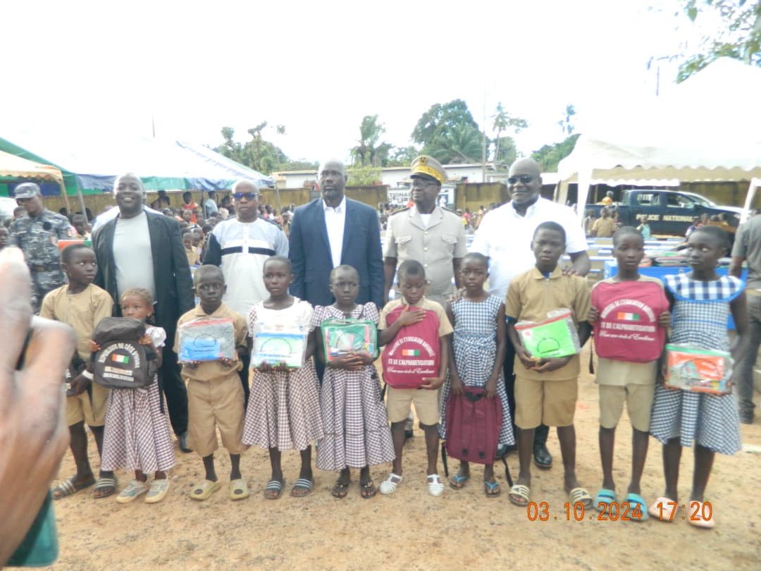 Soutien à l'éducation: Eric Ouloto remet 5000 kits scolaires et de 400 tables-bancs métalliques aux écoles de Toulepleu