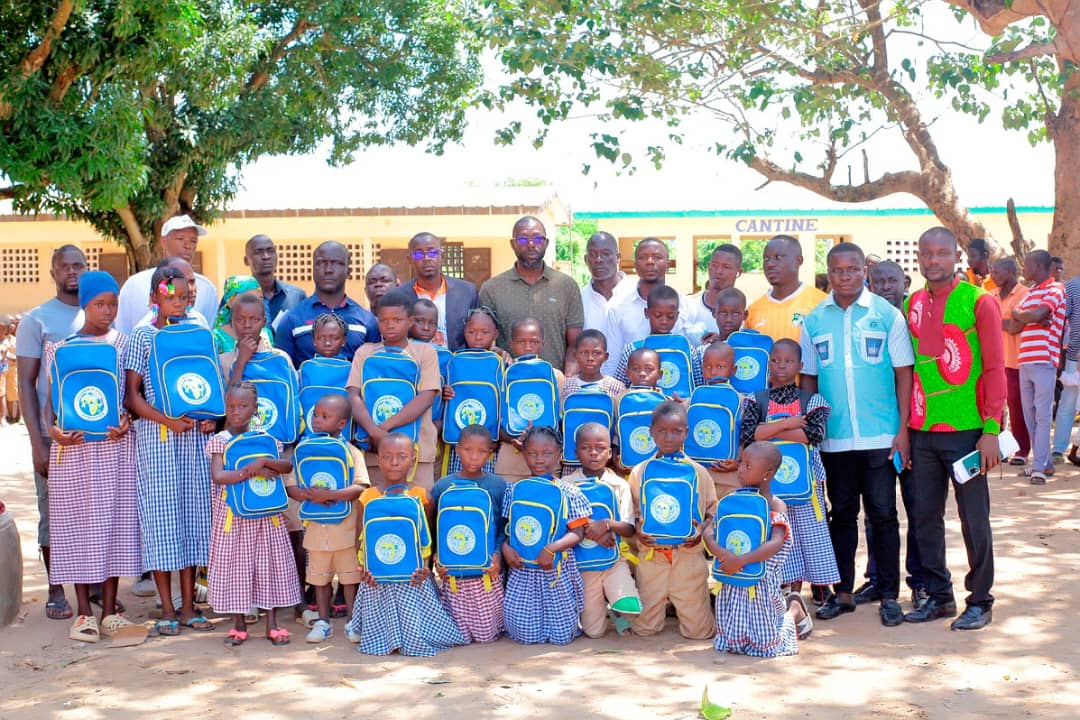 Rentrée scolaire : Dr Coulibaly Melama et Méké Coulibaly soulagent les élèves de Tiema, 500 kits scolaires offerts