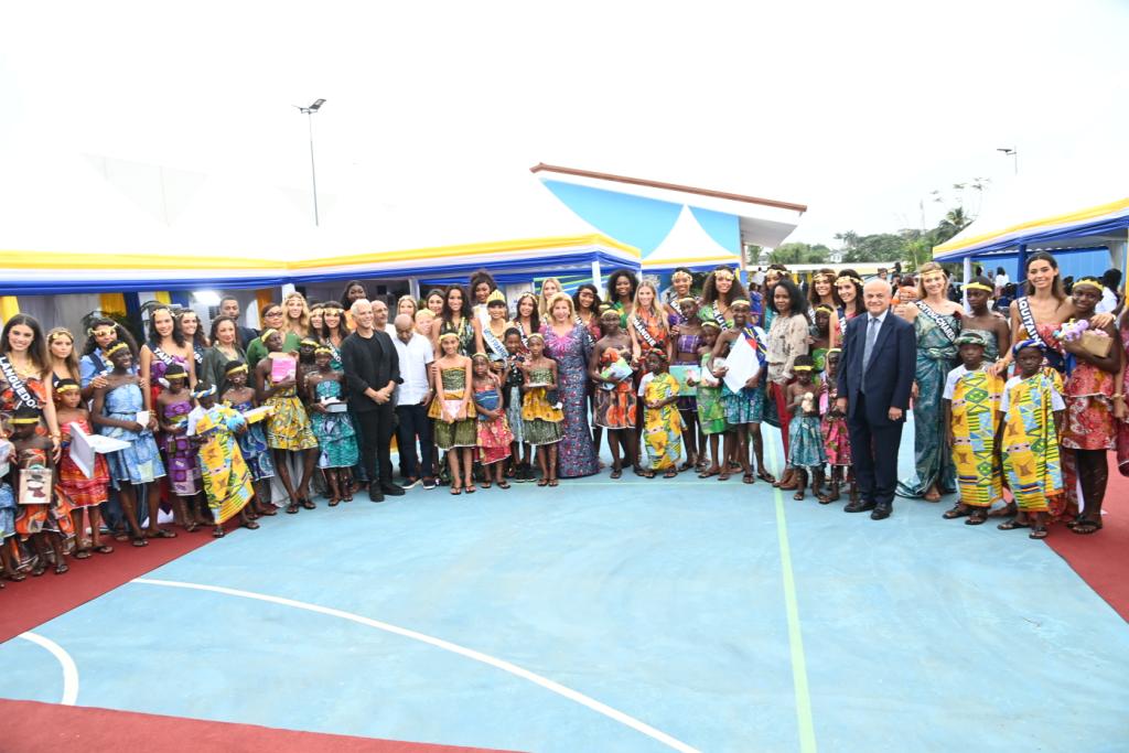 En excursion à Abidjan, les candidates de Miss France 2025 communient avec les petits pensionnaires de la Case des Enfants 