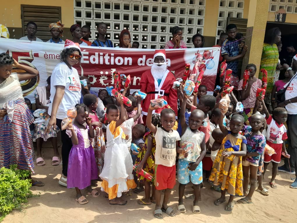 Arbre de Noël éclaté à Tiébissou : La Fondation Grandir illumine le cœur des tout-petits