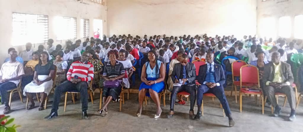 Formation en Leadership Féminin à Tiébissou/ Gervaise Djéréhé aux filles élèves: "Ouvrez vos cahiers, fermez vos jambes"