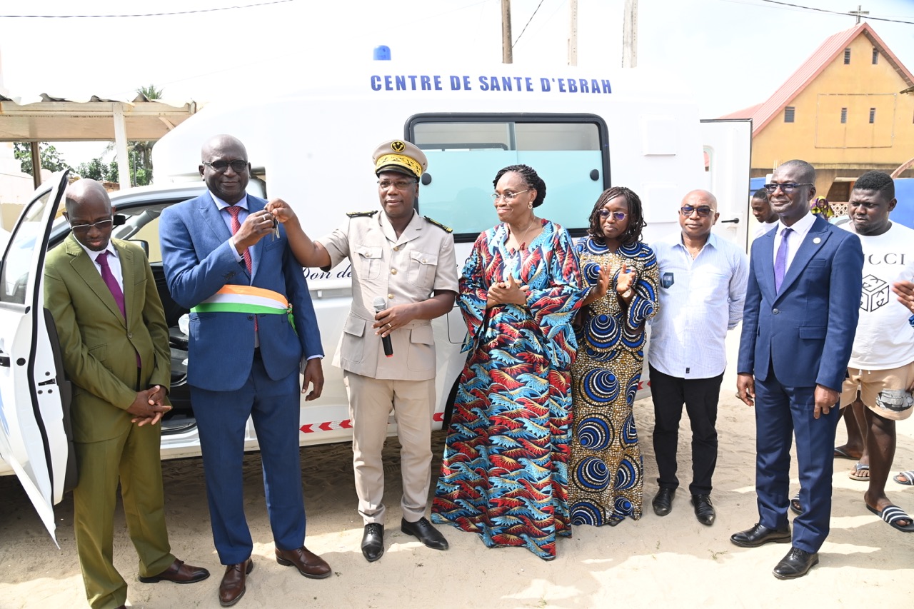 Lutte contre le Travail des Enfants: Dominique Ouattara offre une ambulance à la population d’Ebrah